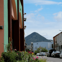 窩一窩 OliO 老屋外觀，古城街道與山景