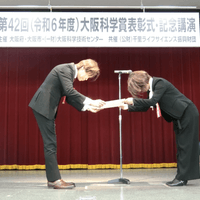 受賞者： 松﨑　典弥 氏　 授与者： 大阪市長代理　岩谷 和代 氏（経済戦略局理事）