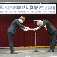 受賞者： 藤井　俊博  氏      授与者： 大阪府知事代理　馬場　広由己 氏（商工労働部長）