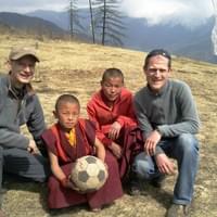 Szerzetesek és egy itt dolgozó svájci ismerősöm társaságában, foci után, Thimphu völgy, 2012