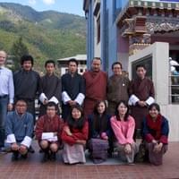 Tréninget tartottam kommunikációs technikákból. Az öltözetemmel kicsit kilógok a csoportból. Thimphu, 2014