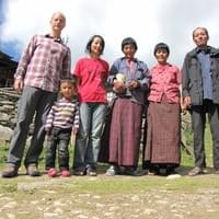 Vendégségben egy családnál. A kép jobb oldalán álló férfi Bhután egyik legismertebb tanka-készítője, aki a jelenlegi király koronáját tervező csapatnak is tagja volt. Haa völgy, 2012 