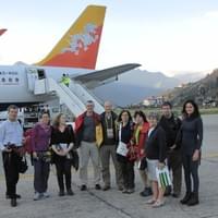 A Magyar-Bhutáni Baráti Társaság tagjaival megérkeztünk a parói reptérre, Paro, 2015 
