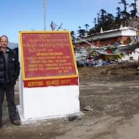 3780 méter magasan, Ura falutól 35 km-re, Mongar felé menet. Hátam mögött mani-fal és imazászlók hada. 2011