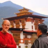 Dawa idegenvezetőnkkel a Punakha kolostorerőd előtt.