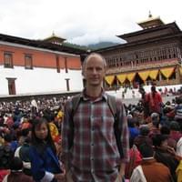 Látványos vallási fesztivál a Tashichodzong  belső udvarán. Thimphu, 2013