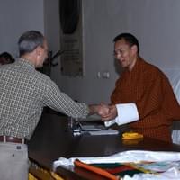 Karma Phuntsho útjára indítja a Magyar-Bhutáni Baráti Társaságot és átadja a négy jó barátot ábrázoló tankát. Budapest, 2011