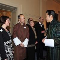 Találkozás a fiatal és jóképű bhutáni királlyal Londonban, aki sok sikert kíván a Magyar-Bhutáni Baráti Társaságnak. 2011