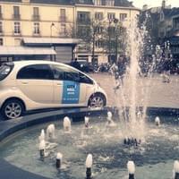 Les véhicules chartés aux couleurs de la nouvelle identité pilotée pour CityRoul, ex Citiz, déambulent place Hoche à Rennes