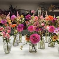 Mini-Bouquets für die Tischdekoration