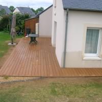 Terrasse composite et massif