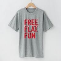 「FREE, FLAT, FUN」Tシャツ（グレー）