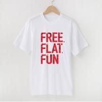 「FREE, FLAT, FUN」Tシャツ（ホワイト）