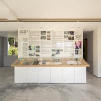 張建邦創辦人在理論與實務俱進的經驗中，發展他實事求是的教育哲學。細數他關於高等教育的著作，浮現「前瞻、情懷、洞見與學習力」四個向度，來描述創辦人所體現的知識分子身影