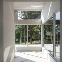 由2樓電梯間望向窗外美麗的庭園景緻