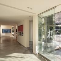 由1樓入口進入校史館，展示建校奠基與大事紀