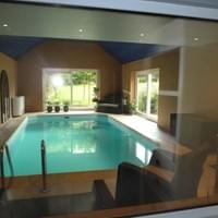 De la chambre, vue sur la pscine intérieure chauffée à 30°C de 6,5 x 3,5 m