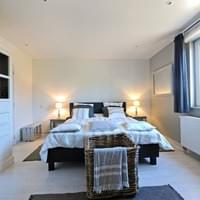 Literie confortable 180x200, draps en lin, oreillers en duvet ou en cosses de Sarrasin