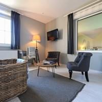 Coussins et sacs en lin belge de chez Libeco. TV a écran plat HD