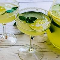 prendre le frais sur la terrasse ombragée en sirotant un coktail aux fruits spécialité liégeoise ou ardennaise