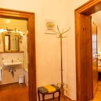 Zimmer 201 Kaminzimmer Gang