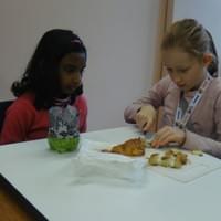 Préparation par les enfants des échantillons pour les expériences à déguster