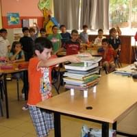 Empiler des livres sur des rouleaux en papier