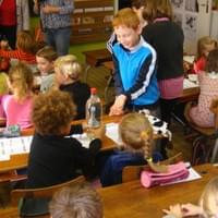 On montre les méduses à la classe voisine.