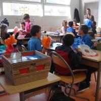 Création de chapeaux fous en classe