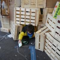 Un monstre sort sa patte de la cabane.