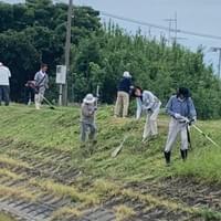 地域の方々と一緒に草刈りをしました。