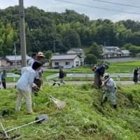 地域の方々と一緒に草刈りをしました。