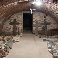 Zródło:palaceiparki.pl, piwnice pod skrzydła zach., fragment ekspozycji – lapidarium, fotografia, 2015 r