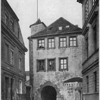 Krosno Odrzańskie, garnizon wojskowy na dziedzińcu zamkowym, w tle widoczne skrzydła płn. i zach. zamku (ówcześnie koszar), fotografia, ok. 1911 (?)