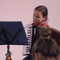 Akkordeonschülerin spielt Seemannslied