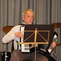 Frischgebackener Rentner erfüllt sich den Traum vom Akkordeonspielen