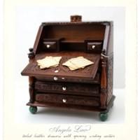 Second version of small writing desk