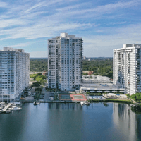 Commodore Plaza - Aventura