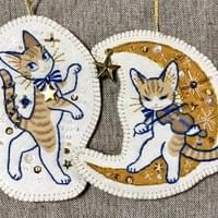 ビーズ刺繍のオーナメント。白い糸は蓄光仕様。
