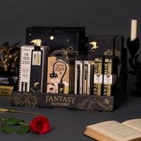 一套靈感來自當代奇幻愛情小說的神秘系列，黑底金箔的龍與魔法風景設計，結合實用高顏值配件，完美捕捉浪漫奇幻的魅力！