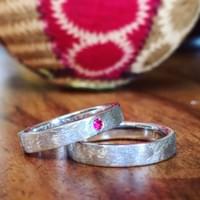 Alliances en or blanc et Rubis taille Brillant