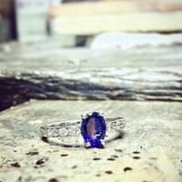 Bague or blanc 750‰ diamants et saphir