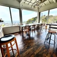 カフェの窓からの風景