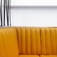 Cartel - Banquette en cuir jaune - ©