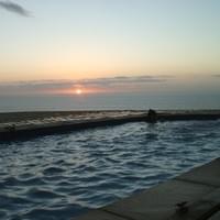 filitototo - piscina al atardecer