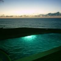 filitototo - vista nocturna piscina