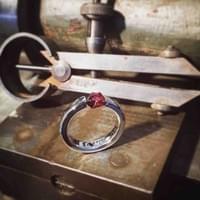 Bague or blanc et rubis brute 