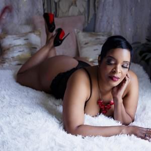 Boudoir pose in bed