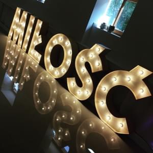 Napis MIŁOŚĆ na wesele