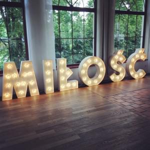 Podświetlany napis na wesele - MIŁOŚĆ - z drewna olejowanego